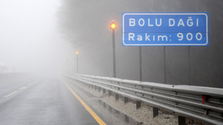 istanbul-ankara-yolunda-sis-etkisi-gorus-mesafesi-dustu-OOEdzxjE.jpg
