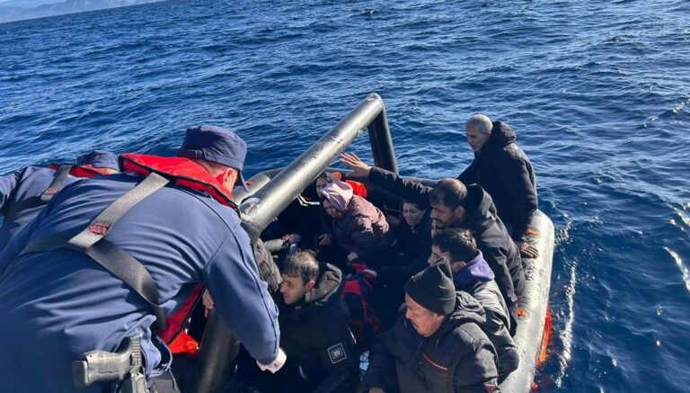 mugla-aciklarinda-51-duzensiz-gocmen-kurtarildi-utzGFeNf.jpg