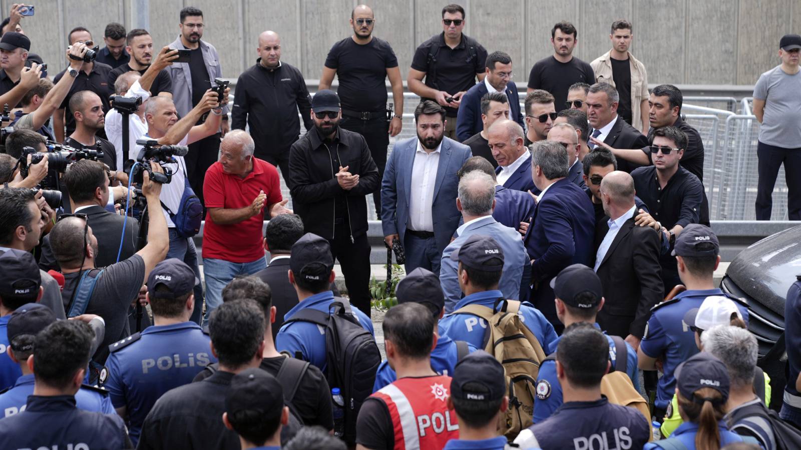 Murat Yetkin: Gürsel Tekin polisle girdiği binadan “Al polislerini git” diye çıkarılmış