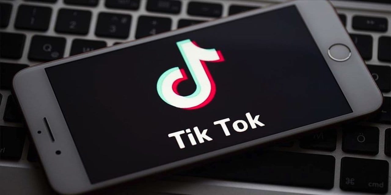 Okullarda akıllı telefon yasaklandı: Bakan “Tiktok’ta zaman israf etmesinler” dedi