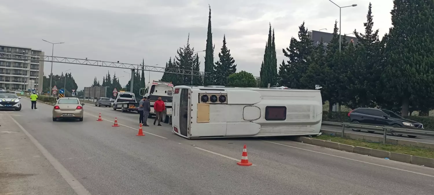 İzmir’de Servis Midibüsü Devrildi, 5 Yaralı