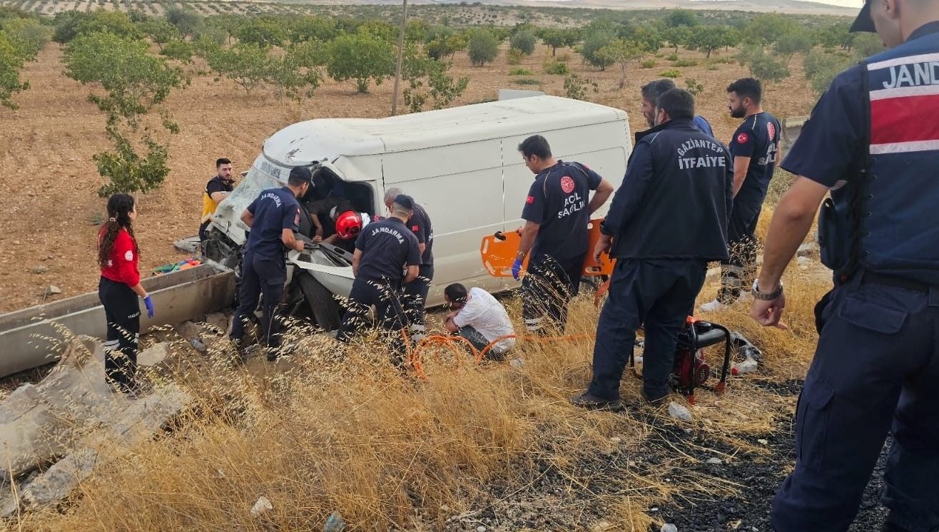 Kamyonet şarampole uçtu: Araçta sıkışan kişiler ağır yaralandı
