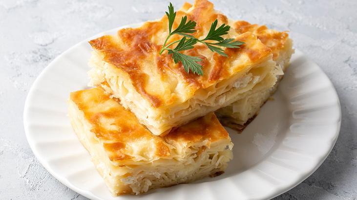 23 yıllık şeften kurumayan börek tarifi! Fırından çıkmadan 5 dakika önce bu karışımı sürün