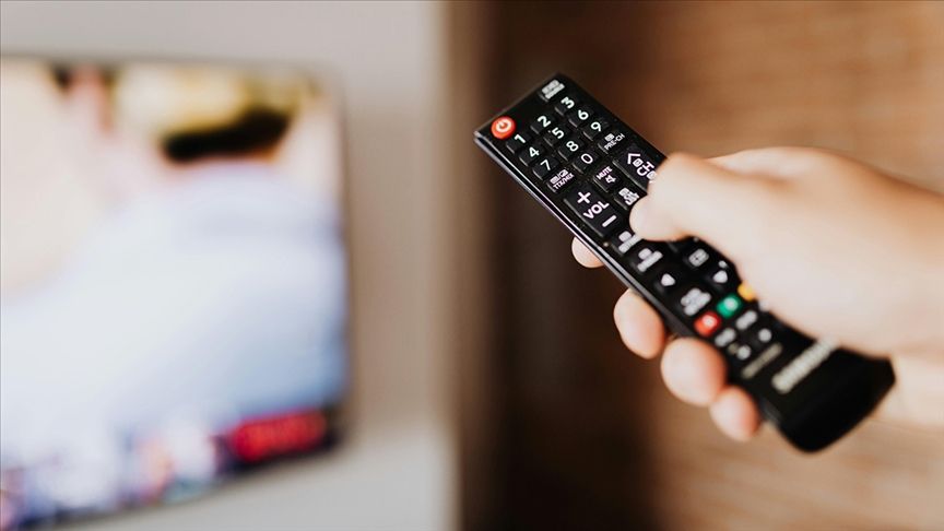Günde yaklaşık 4 saat televizyon izleniyor