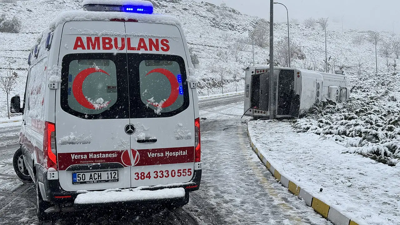 İşçileri taşıyan servis devrildi: Çok sayıda yaralı var