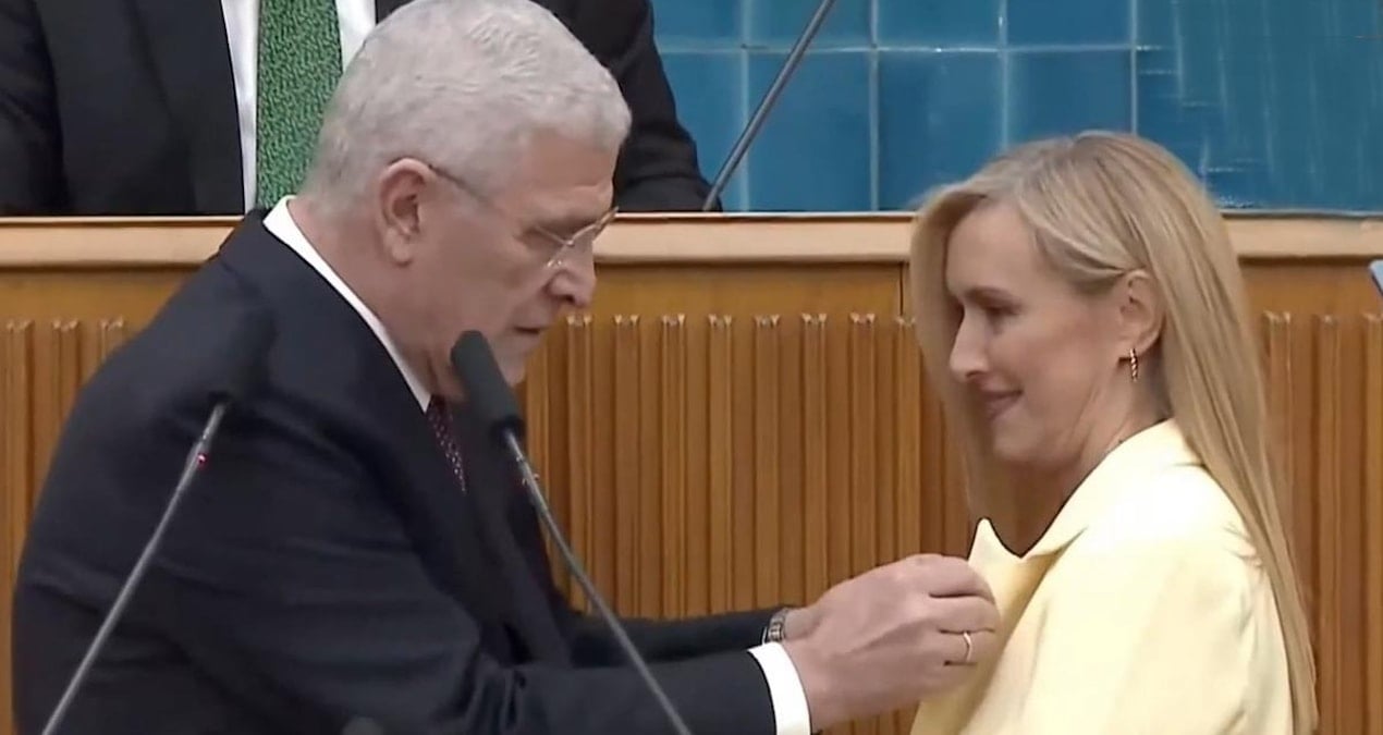 İYİ Parti’ye sürpriz bir isim katıldı: Rozetini Dervişoğlu taktı