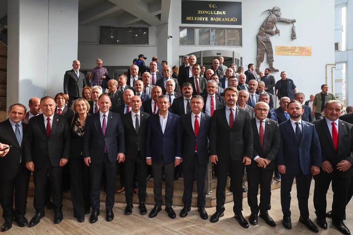 Özgür Özel: Belediye Başkanlarımızın Arkasındayız