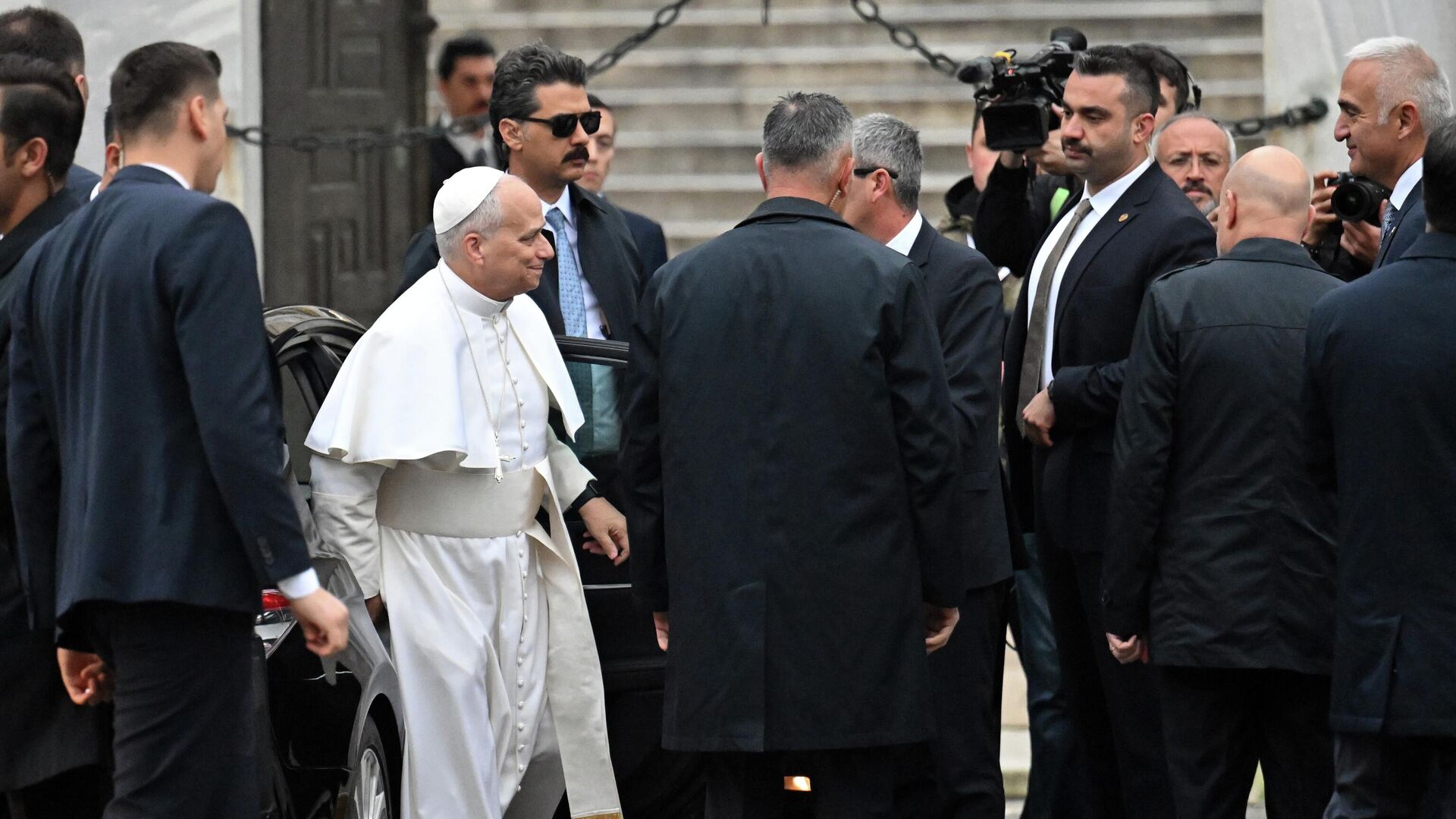Papa 14. Leo üçüncü günde İstanbul’da: İlk ziyaret Sultanahmet Camisi’ne