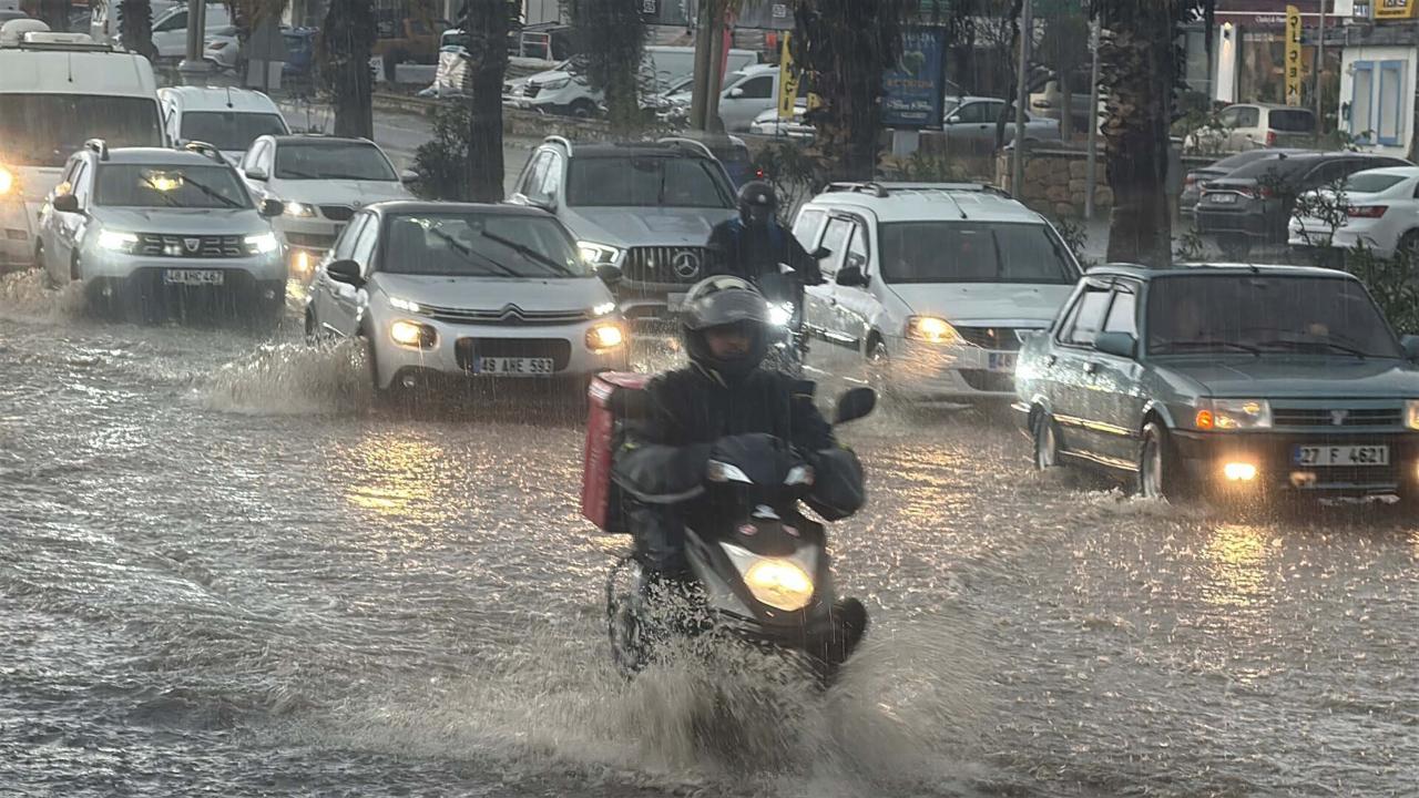 Ünlü tatil beldesinde sağanak kabusu! Tıkanan mazgallar taştı, trafik kilitlendi