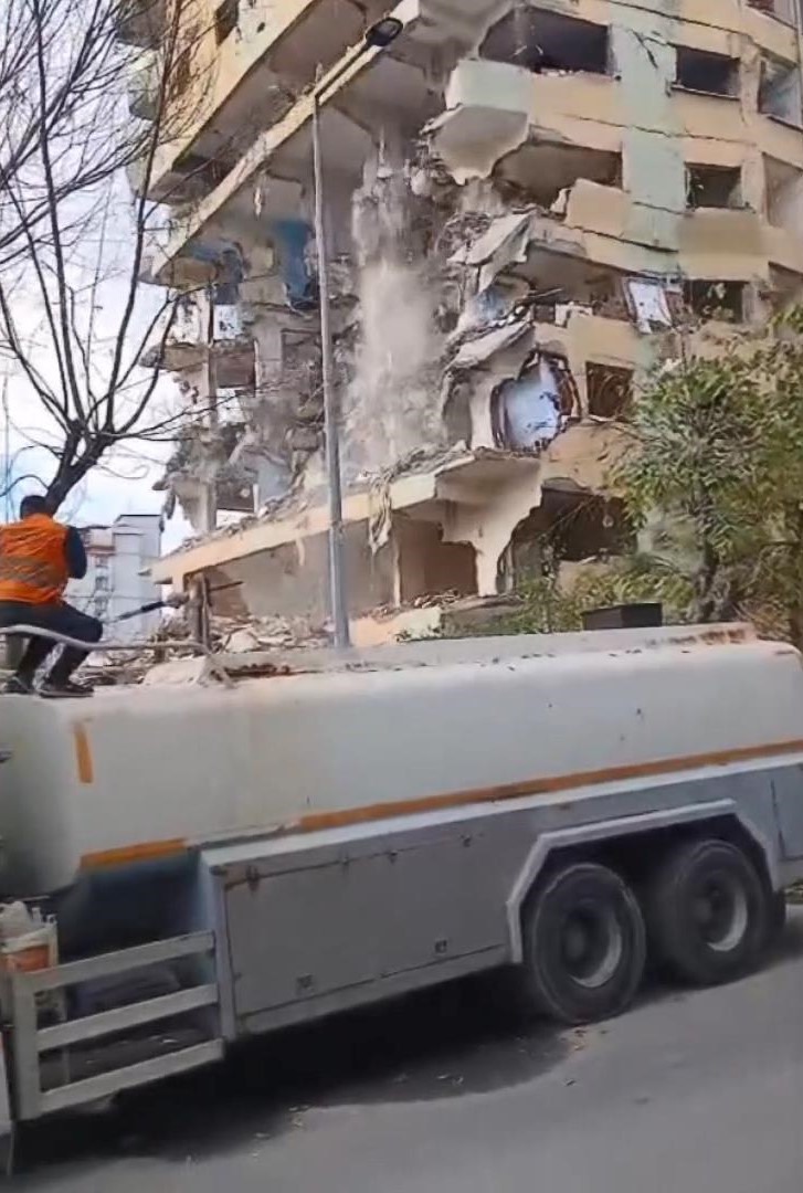 Bağcılar’da 8 katlı bina yıkım sırasında çöktü. Yıkımı izleyenler ölümün kıyısından döndü