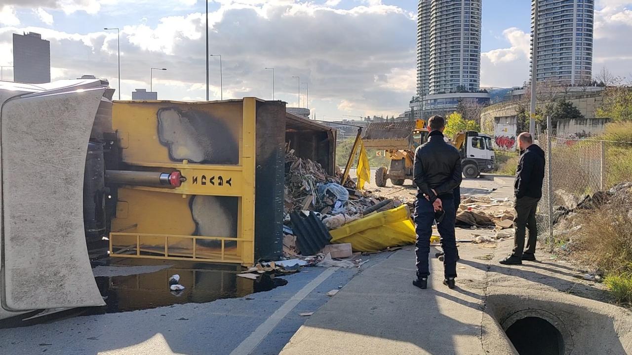 Refüje çarpan hafriyat kamyonu karşı şeride geçip devrildi