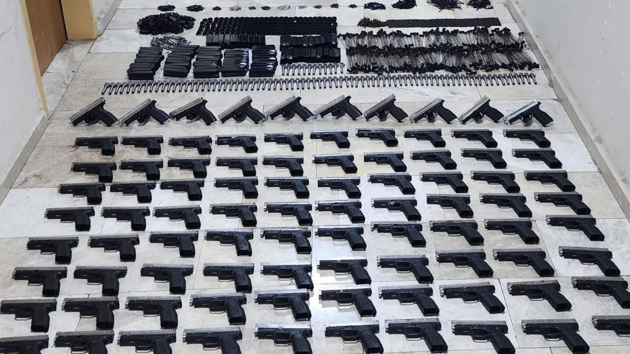 Silah kaçakçılarına darbe! Otomobilden cephanelik çıktı