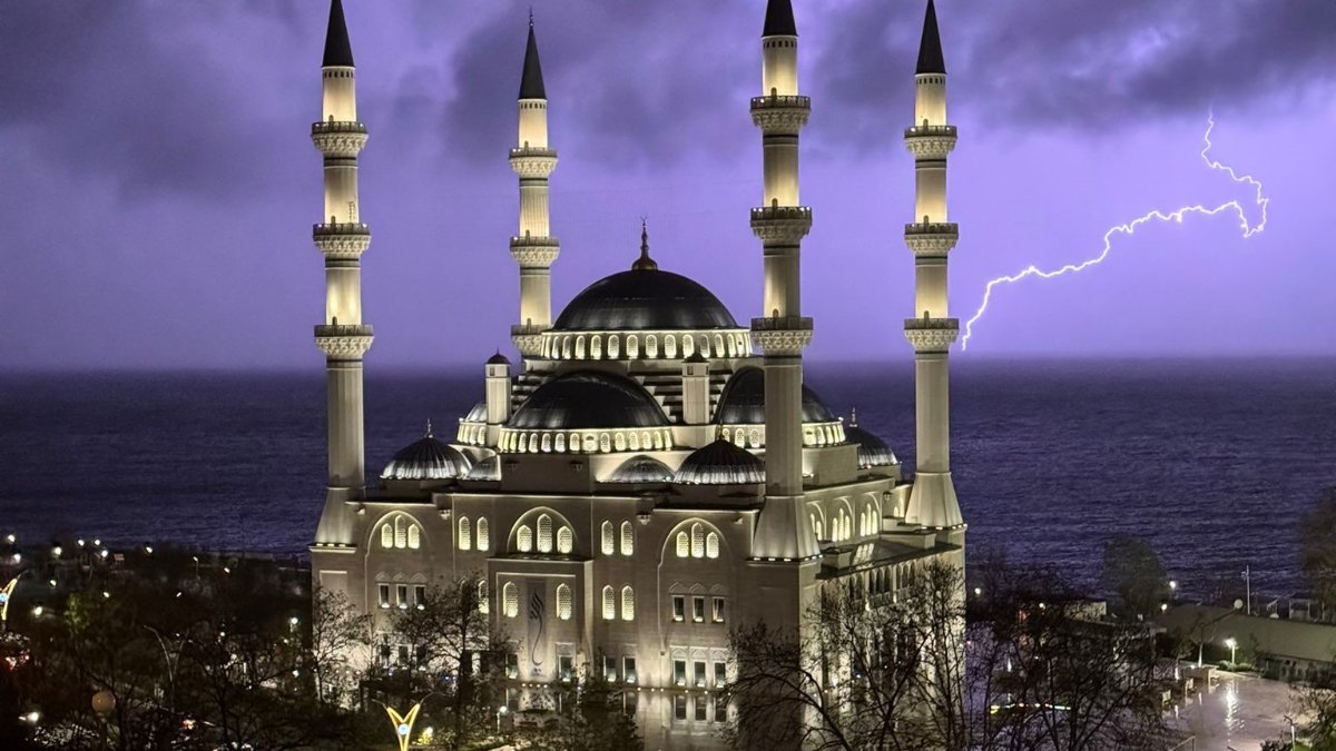 Zonguldak’ta şimşekler geceyi gündüze çevirdi