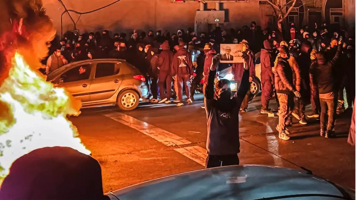 İran’da Protestolar Sertleşiyor, Yüzlerce Gösterici Öldürüldü