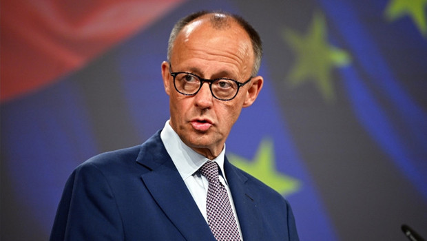 Merz’e çekimser davranma suçlaması