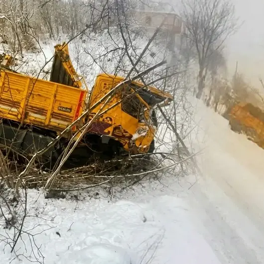 Ordu’da buzlanan yolda tır 600 metrelik uçuruma yuvarlandı: Sürücü yaralı kurtuldu